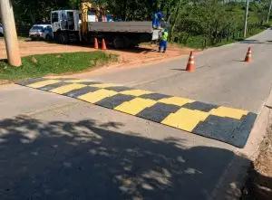 Primeira lombada de polímero da cidade começou a ser testada na região norte
