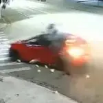 Motociclista sem habilitação é arremessado após bater em carro durante ultrapassagem proibida em São José dos Campos