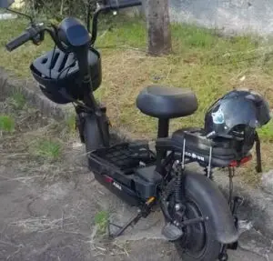 Colisão entre ambulância e moto elétrica deixa mulher e criança feridas na zona sul de São José dos Campos