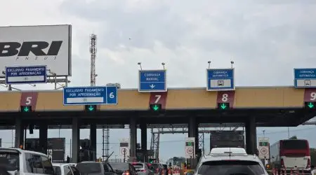 Acidente entre caminhões bloqueia a Via Dutra em Pindamonhangaba