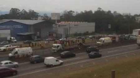 Acidente na Dutra em Taubaté envolve carreta e carro; faixas interditadas e atendimento em andamento.