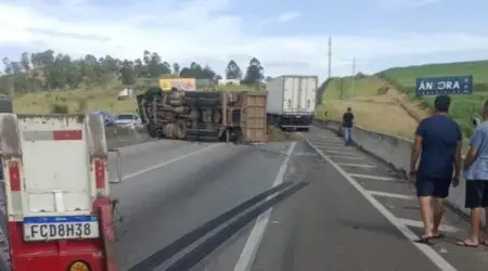 Acidente na Via Dutra em Caçapava deixa duas vítimas moderadas e interdita via sentido SP