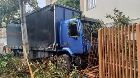 Acidente no bairro 31 de Março mobiliza agentes de trânsito após caminhão derrapar, atingir poste e condomínio na região sul de São José dos Campos.
