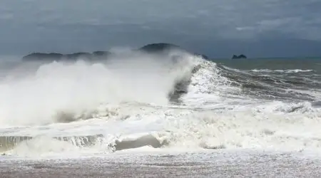 Alerta de ressaca marítima com ondas de até 3 metros e temporais