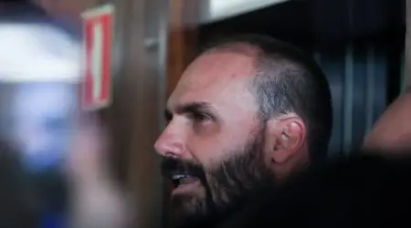 Alexandre de Moraes determina bloqueio de bens e contas de Eduardo Bolsonaro, que está nos EUA