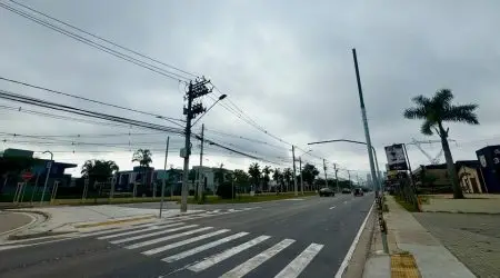 Avenida Linneu de Moura recebe novos semáforos em ambos os sentidos