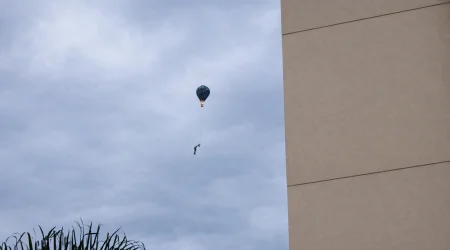 Balão ilegal volta a sobrevoar São José e preocupa moradores