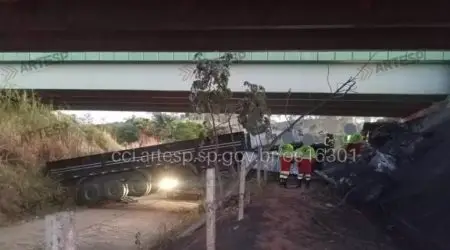 Motorista morre após caminhão despencar de viaduto na Carvalho Pinto em Jacareí