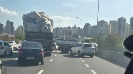Caminhão caçamba perde controle e fica atravessado no Anel Viário em São José dos Campos