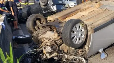 Capotamento na Via Dutra deixa trânsito lento em São José dos Campos. Dois carros capotaram no sentido Rio; ainda não há informações sobre vítimas