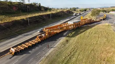 Carga especial na Via Dutra estaciona em Taubaté