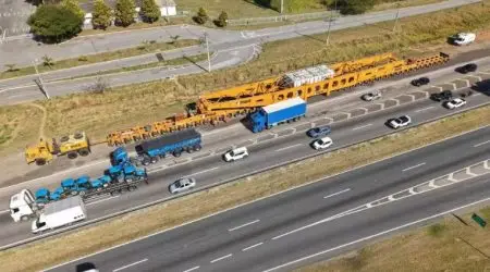 Carga gigante na Via Dutra percorre 16 km e estaciona em Pindamonhangaba