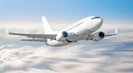 São José dos Campos sediará 1° Simpósio SP que discutirá desafios da formação aeronáutica e busca soluções para fortalecer o setor  A formação aeronáutica no Brasil estará no centro das discussões do 1° Simpósio SP, evento gratuito que reúne especialistas, entidades e representantes do setor para debater desafios urgentes da aviação. A iniciativa busca analisar gargalos, apresentar diagnósticos e propor caminhos para fortalecer a preparação de pilotos e mecânicos no país.  O 1° Simpósio SP – Desafios da formação aeronáutica no Brasil será realizado na APVE, em São José dos Campos, na próxima quarta-feira (26), a partir das 8h. A programação é gratuita, aberta à comunidade aeronáutica. As inscrições estão disponíveis on-line.  Segundo o Grupo de Aviação Regional do INVOZ entrevistas com setores e autoridades da aviação revelaram deficiências estruturais na aviação regional, incluindo queda na oferta de rotas e diminuição da mão de obra especializada.  O impacto do fechamento de aeroclubes  Um dos principais pontos de debate envolve a redução dos aeroclubes, considerados pilares históricos da formação aeronáutica no Brasil. Sem incentivos e enfrentando custos elevados, muitos fecharam as portas, reduzindo drasticamente a formação de pilotos e mecânicos de manutenção.  Eduardo Souza Coelho, conselheiro do INVOZ e diretor da ESCAERO, explica que essa queda gera consequências diretas para o setor. Com menos profissionais formados, empresas aéreas têm buscado pilotos oriundos das forças armadas, que demandam investimento público muito superior ao custo tradicional de formação oferecido pelos aeroclubes.  O Simpósio reunirá aeroclubes, CIACs, OMAs, MROs, ANAC e escolas técnicas, todos elos cruciais na formação aeronáutica. O objetivo é envolver a comunidade e gestores públicos na criação de medidas capazes de incentivar o ensino do setor e impulsionar a geração de empregos.  Entre os palestrantes confirmados estão representantes da ABAG, do Ministério de Portos e Aeroportos, do ITA e da ANAC, responsáveis por áreas técnicas, planejamento, fomento e regulamentação. O evento pretende dar visibilidade aos desafios e colaborar para a construção de políticas viáveis para o fortalecimento da aviação. 