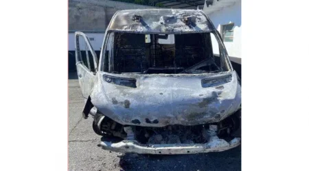 Ambulância da concessionária CCR foi furtada na base da Dutra em Roseira e encontrada incendiada em Pindamonhangaba.