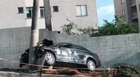 Dois acidentes em São José foram registrados neste domingo (22); colisões envolveram postes e cruzamento de avenidas.