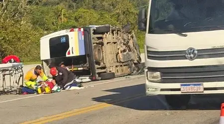 Duas vans colidem de frente na Tamoios e quatro pessoas ficam feridas