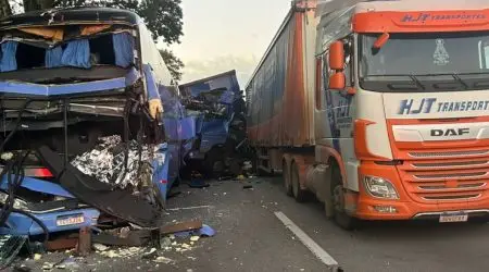 Engavetamento na Via Dutra deixa um morto e 37 feridos após colisão entre seis veículos em Taubaté