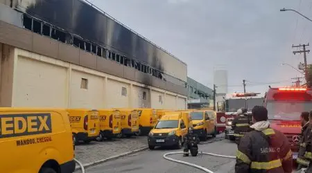 Galpão dos Correios pega fogo em condomínio empresarial na zona sul de São José dos Campos