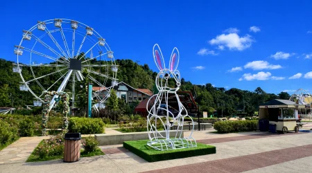 Decoração iluminada da Páscoa Encantada no Parque Capivari