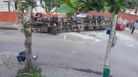 Carreta carregada com vigas tomba no Parque Industrial