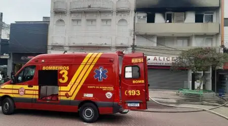 Incêndio no terceiro andar gera resgate de idosa e cadeirante em Guaratinguetá
