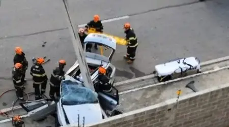 Jovem de 23 anos fica ferido em acidente após carro acertar poste em cheio na zona leste