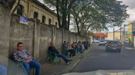 Lorena Pacientes sentados em cadeiras pela calçada aguardam atendimento do AME
