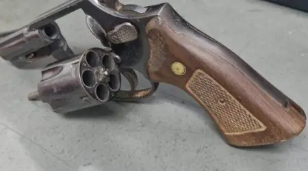 Mãe e filho são presos com arma de fogo no centro de São José