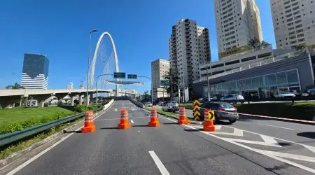 Manutenção nas alças da Ponte Estaiada provoca congestionamento e trânsito travado em São José dos Campos na manhã desta segunda (16).