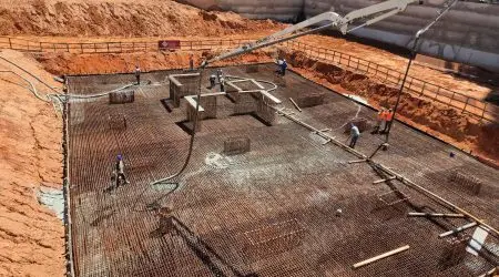 Moradores relatam resíduos após concretagem na Avenida Tubarão, no Jardim Aquarius