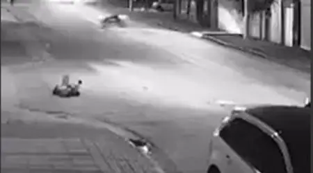 Motociclista cai após ser tocada por carro na Vila Tesouro; Vídeo!