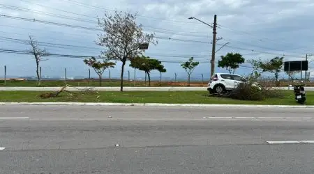 Motorista sofre apagão e bate em árvores na Cassiano Ricardo