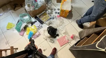 Operação tráfico drogas em São José dos Campos apreende mais de 8kg de entorpecentes e motocicleta usada em biqueiras.