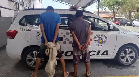 PM prende dois criminosos em ônibus após roubarem loja no centro