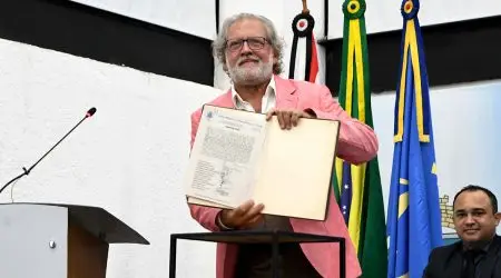 Toninho Colucci toma posse como prefeito de Ilhabela pela quarta vez