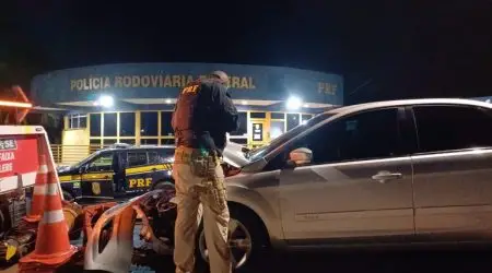 PRF recupera carro furtado após acidente na Dutra em São José dos Campos
