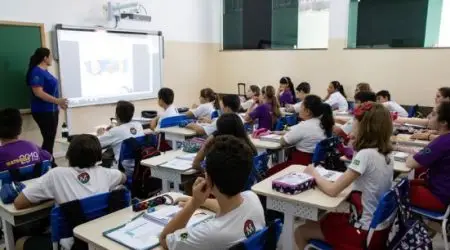 Pais protestam contra retirada de tela interativa e denunciam risco estrutural em escola terceirizada no Satélite
