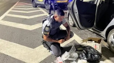 Passageira é presa com 3,5 mil porções de drogas em veículo de aplicativo em Caraguatatuba