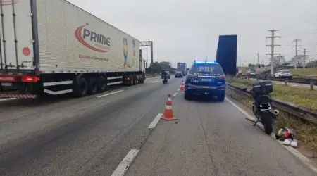 Queda de moto na Via Dutra causa congestionamento de 2km em São José