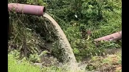 Rede de esgoto no Córrego Senhorinha atinge água do curso d’água na zona sul de São José. Sabesp realiza manutenção emergencial. A rede de esgoto no Córrego Senhorinha atingiu a água do próprio curso d’água na região sul de São José dos Campos após o rompimento de uma tubulação nas proximidades da Avenida Salinas. O problema foi registrado nesta semana e gerou preocupação entre moradores quanto à qualidade ambiental do córrego. Segundo relatos de moradores, o esgoto passou a escoar diretamente para o leito do Córrego Senhorinha. A Companhia Ambiental do Estado de São Paulo (Cetesb) esteve no local para avaliação técnica e deve analisar as condições da água. O Córrego Senhorinha é um curso d’água urbano que corta bairros da região sul e integra a rede de drenagem do município, sendo responsável pelo escoamento de águas pluviais. Em alguns trechos, o córrego é canalizado, mas ainda há áreas abertas, o que o torna mais vulnerável a impactos ambientais em casos de extravasamento. Manutenção emergencial Procurada pela reportagem, a Sabesp informou que realiza, nesta quarta-feira (11), manutenção emergencial em uma tubulação de esgoto localizada nas proximidades da Avenida Salinas. De acordo com a Companhia, as chuvas que atingem o município deixaram o solo encharcado, provocando o solapamento do terreno e comprometendo a sustentação da rede coletora no local. As equipes estão mobilizadas para executar os reparos no menor prazo possível, com o objetivo de garantir a segurança da infraestrutura e evitar novos impactos ao entorno. A Sabesp pediu desculpas pelos transtornos e informou que permanece à disposição pelos canais oficiais de atendimento 0800 055 0195 (ligação gratuita), WhatsApp (11) 3388-8000 e Agência Virtual no site www.sabesp.com.br . A reportagem seguirá acompanhando o caso e atualizará as informações assim que houver novo posicionamento da Cetesb sobre a qualidade da água do Córrego Senhorinha. Sugestão de imagem Foto do Córrego Senhorinha com ponto de extravasamento próximo à Avenida Salinas. Legenda Extravasamento de rede coletora atinge água do Córrego Senhorinha, na região sul de São José dos Campos. Frase-chave de foco rede de esgoto Córrego Senhorinha Título SEO Rede de esgoto Córrego Senhorinha rompe na zona sul Metadescrição (SEO) Rede de esgoto Córrego Senhorinha rompe após chuvas e atinge água do córrego na zona sul de São José. Tags Córrego Senhorinha, Sabesp São José, esgoto zona sul, Cetesb avaliação Títulos alternativos Rompimento de rede de esgoto atinge água do Córrego Senhorinha Vazamento compromete água do Córrego Senhorinha na zona sul Esgoto extravasa e atinge curso d’água na região sul de São José Cetesb avalia qualidade da água após rompimento no Senhorinha Sabesp faz reparo emergencial após vazamento no Córrego Senhorinha