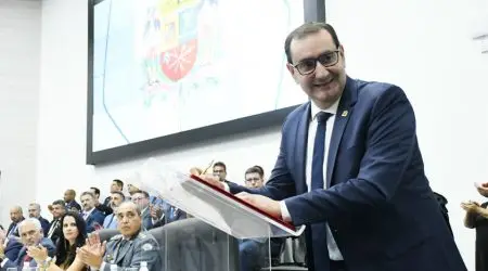 Reeleito, Anderson inicia gestão com prioridades na educação e saúde