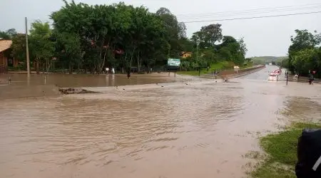 Rodovia Tamoios é interditada devido a fortes chuvas na região de Paraibuna
