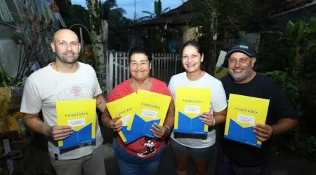 Títulos de regularização são entregues na zona leste