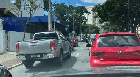 Trânsito na avenida Madre Tereza trava por estacionamento de comércio