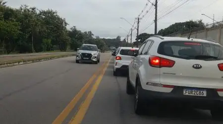 Trânsito no Via Oeste gera reclamações e prefeitura corrige semáforo