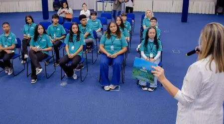 Adolescentes do Parlamento Jovem de São Sebastião visitam a Câmara de São José dos Campos