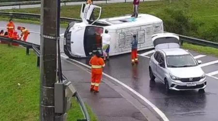 Van capota e deixa quatro feridos em alça do Anel Viário