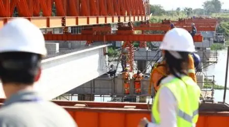 Vigas pré-moldadas são instaladas em ponte da Via Jaguari