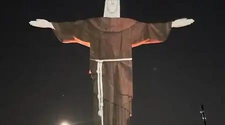Cristo Redentor é iluminado com roupas franciscanas do 1° santo brasileiro