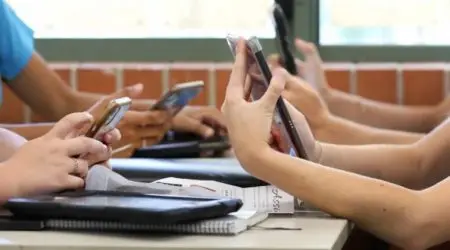 Lei restringe uso de celulares nas escolas do Brasil